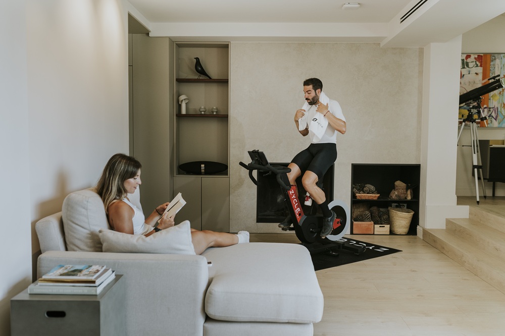 Bicicleta indoor o rodillo para tu bici ¿qué es mejor para entrenar en casa Bicicleta indoor o rodillo para tu bici ¿qué es mejor para entrenar en casa