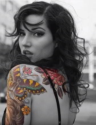 tatuaje colorido para mujeres