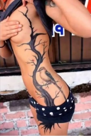 tatuaje costado mujer