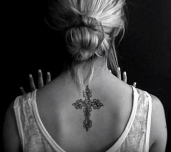 tatuaje cruz espalda