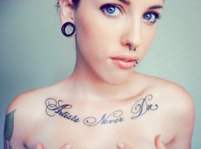 tatuaje en el pecho mujer