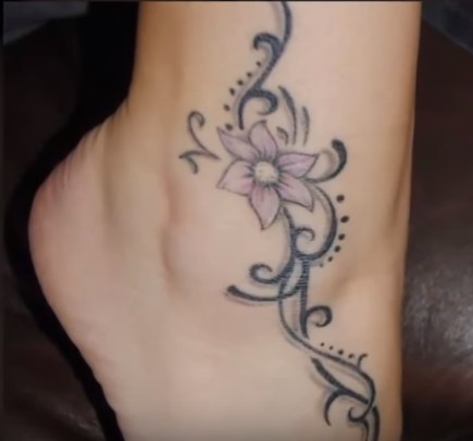 tatuaje flores tobillo