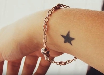 tatuaje estrellas para mujeres